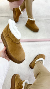 Bota Alaska Beyou Shoes bege em camurça sintética com forro interno de pelo branco e sola alta de 4 cm