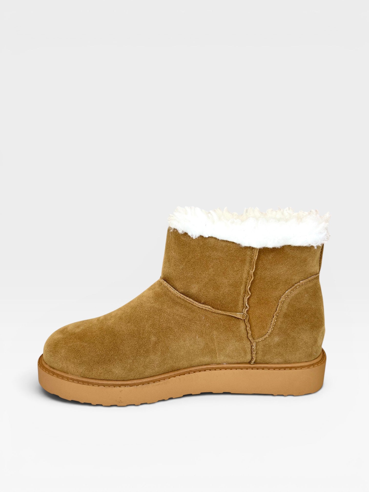 Bota Alaska Beyou Shoes bege em camurça sintética com forro interno de pelos brancos e solado plano