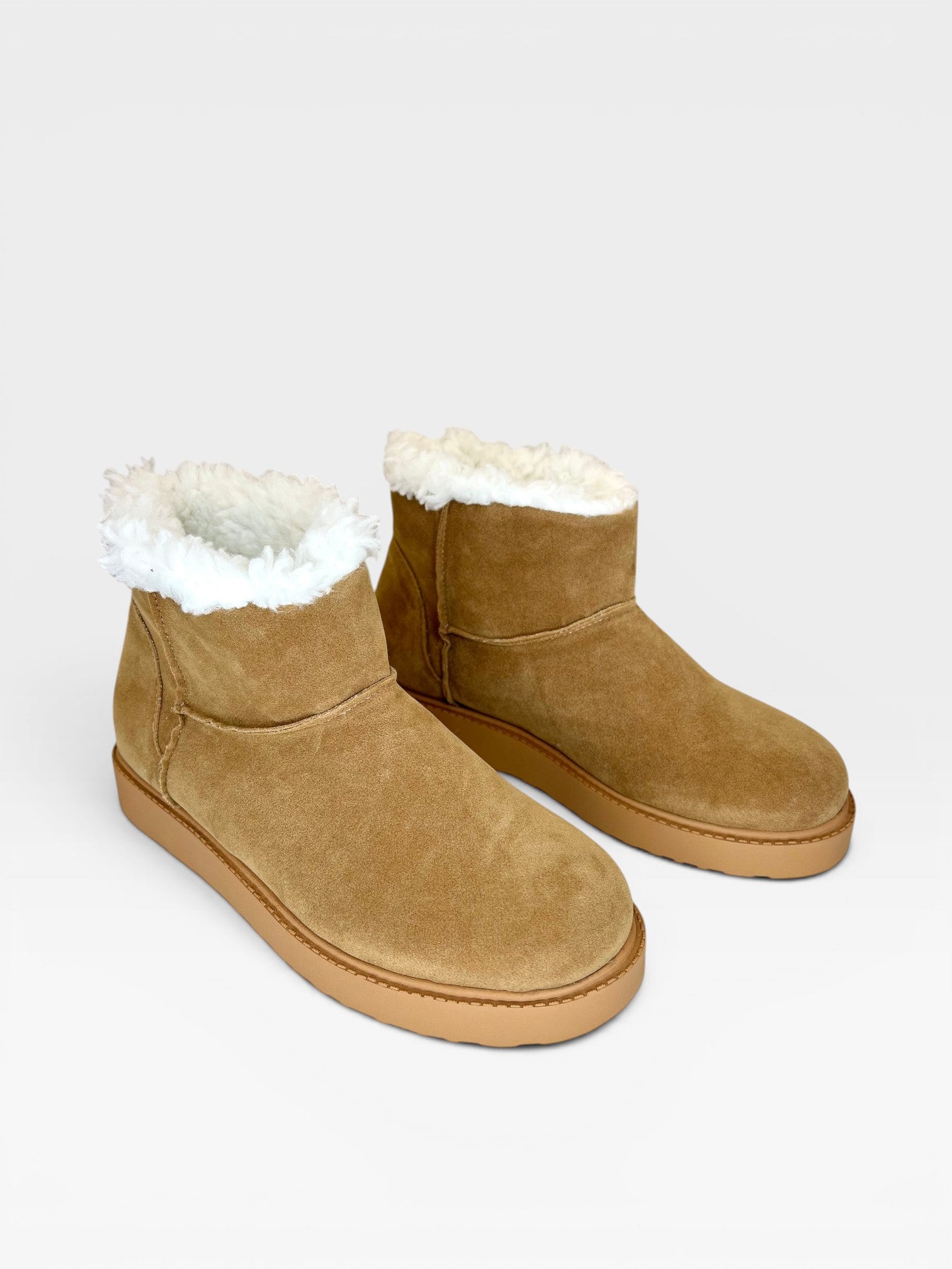 Bota Alaska Beyou Shoes bege em camurça sintética com forro interno de pelos brancos para inverno
