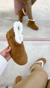Bota Alaska Beyou Shoes bege em camurça sintética com forro interno de pelo branco, ideal para dias de inverno.