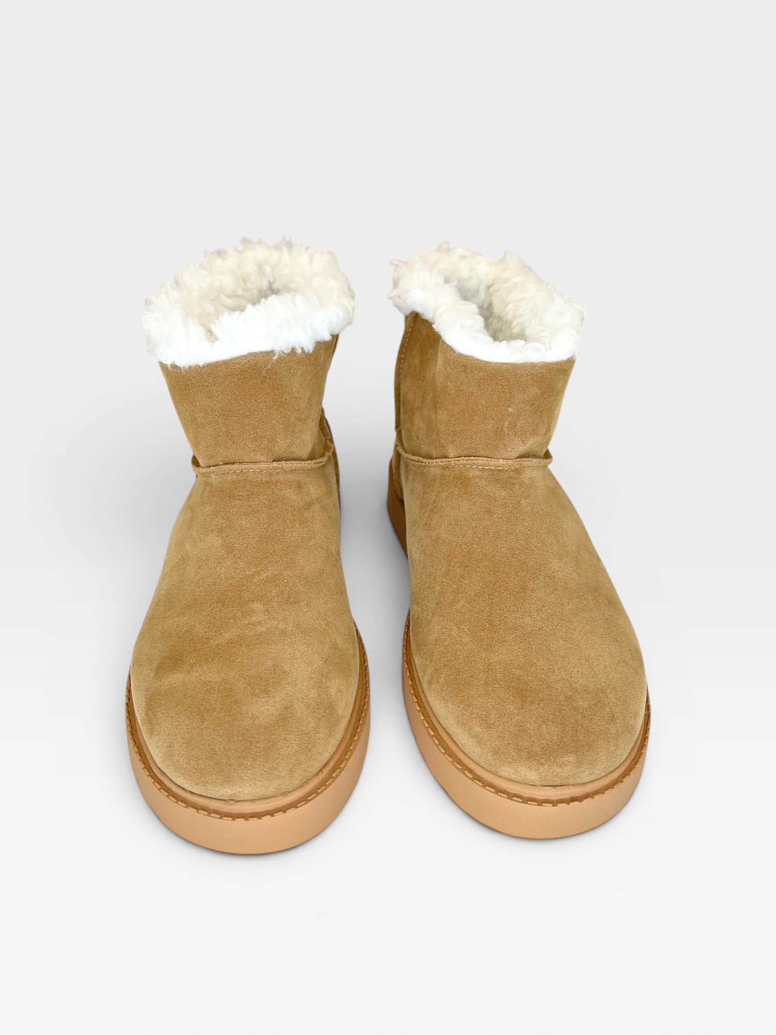 Bota Alaska Beyou Shoes bege em camurça sintética com forro interno de pelos brancos para inverno