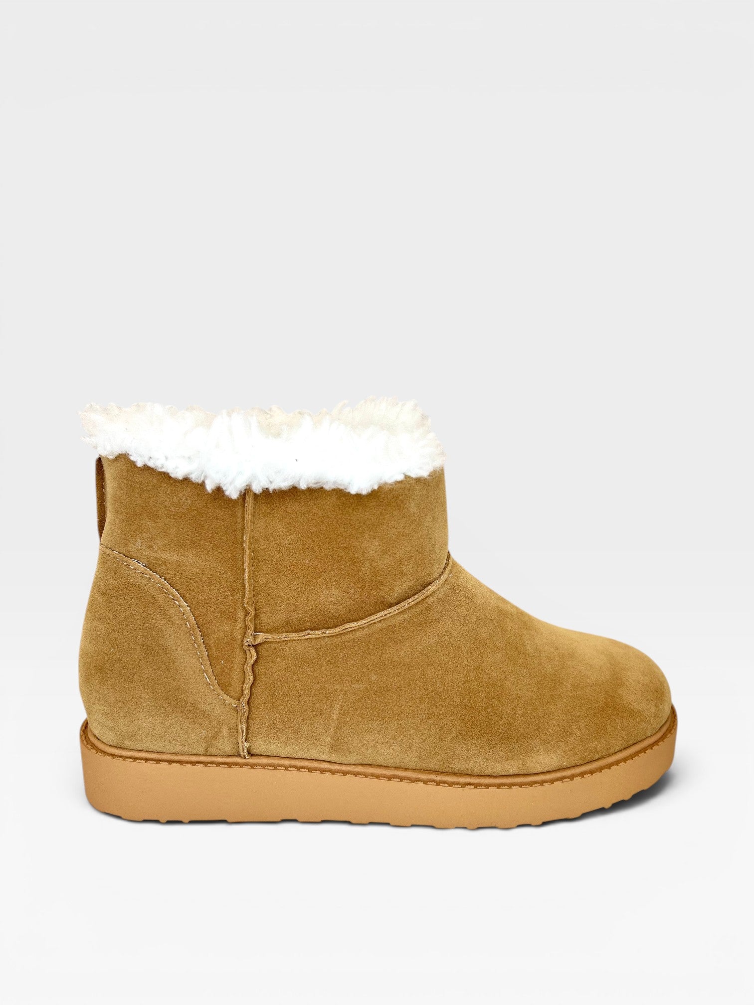 Bota Alaska Beyou Shoes bege em camurça sintética com forro interno de pelos brancos e solado plano