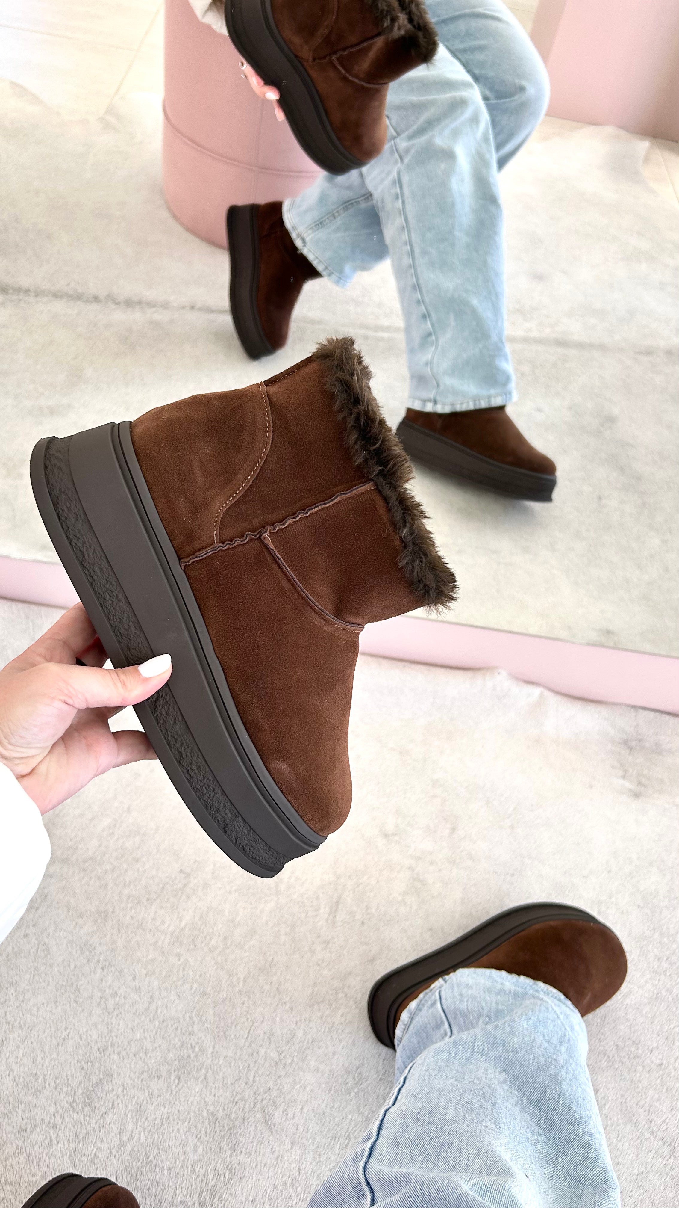 Bota Beyou Shoes Alaska marrom de camurça sintética com forro de pelo e sola alta plataforma de 4 cm