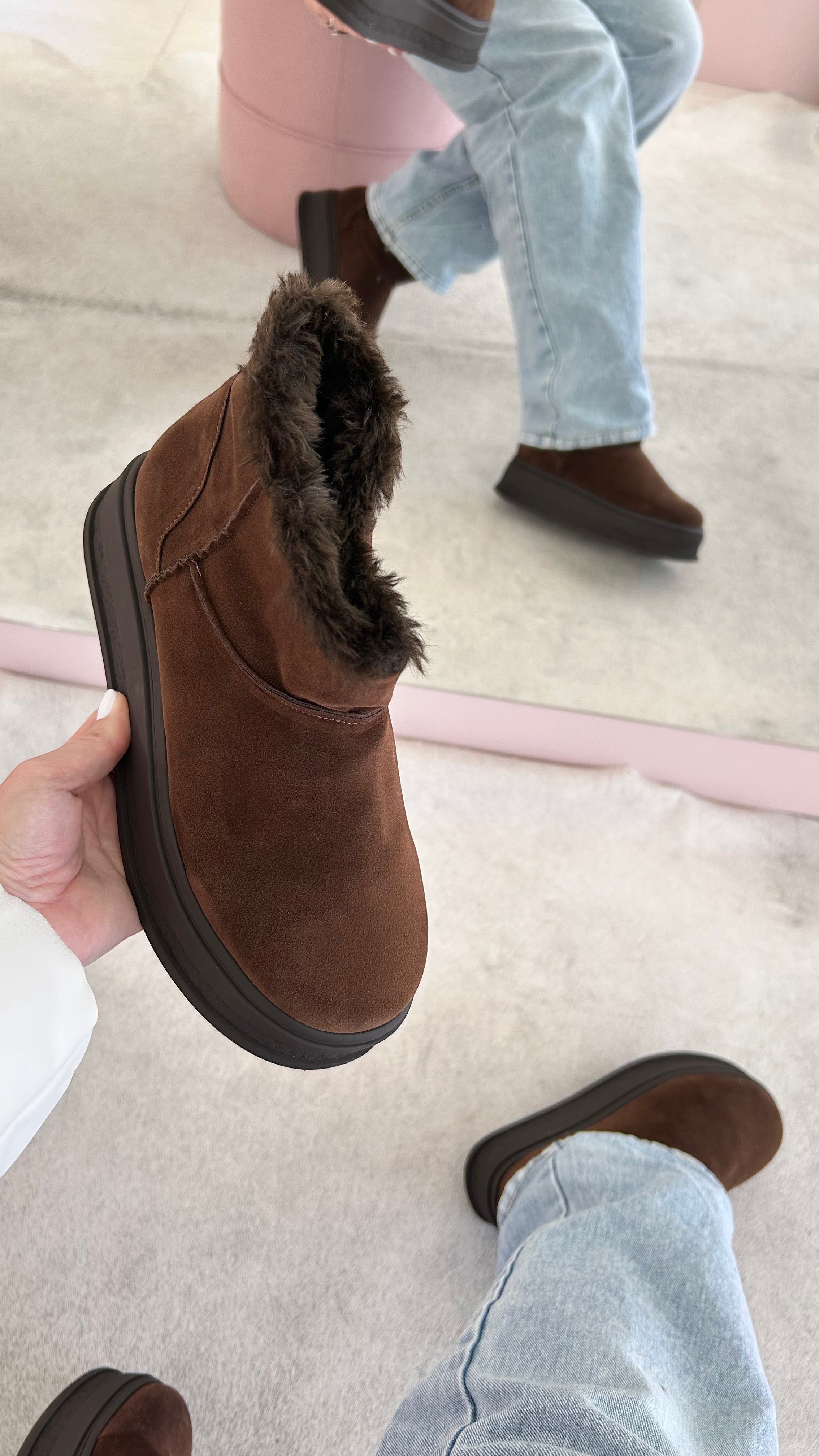 Bota Beyou Shoes Alaska marrom em camurça sintética com forro de pelo interno e sola alta de 4 cm