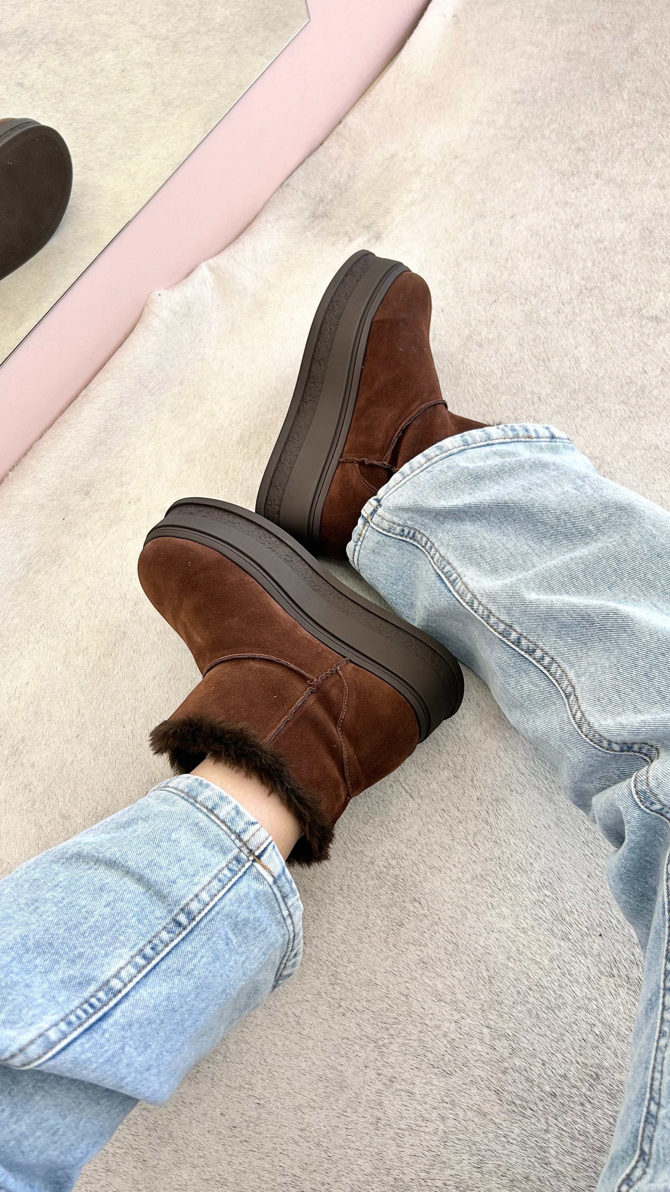 Bota Beyou Shoes Alaska marrom de camurça sintética com forro de pelo e sola alta plataforma de 4 cm