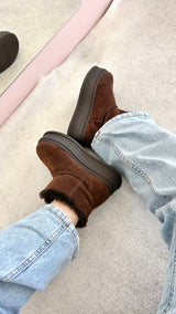 Bota Beyou Shoes Alaska marrom de camurça sintética com forro de pelo e sola alta plataforma de 4 cm