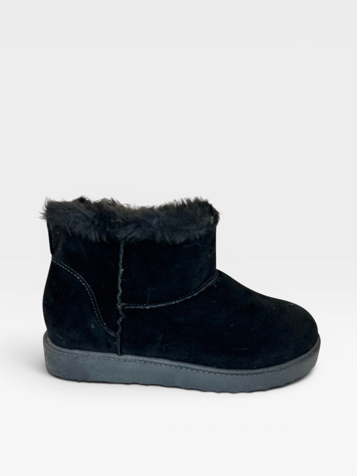 Bota Beyou Shoes Alaska preta de camurça sintética com forro interno de pelos para conforto térmico no inverno