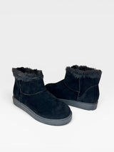 Bota Alaska Beyou Shoes preta em camurça sintética com forro de pelo interno, ideal para dias frios de inverno.