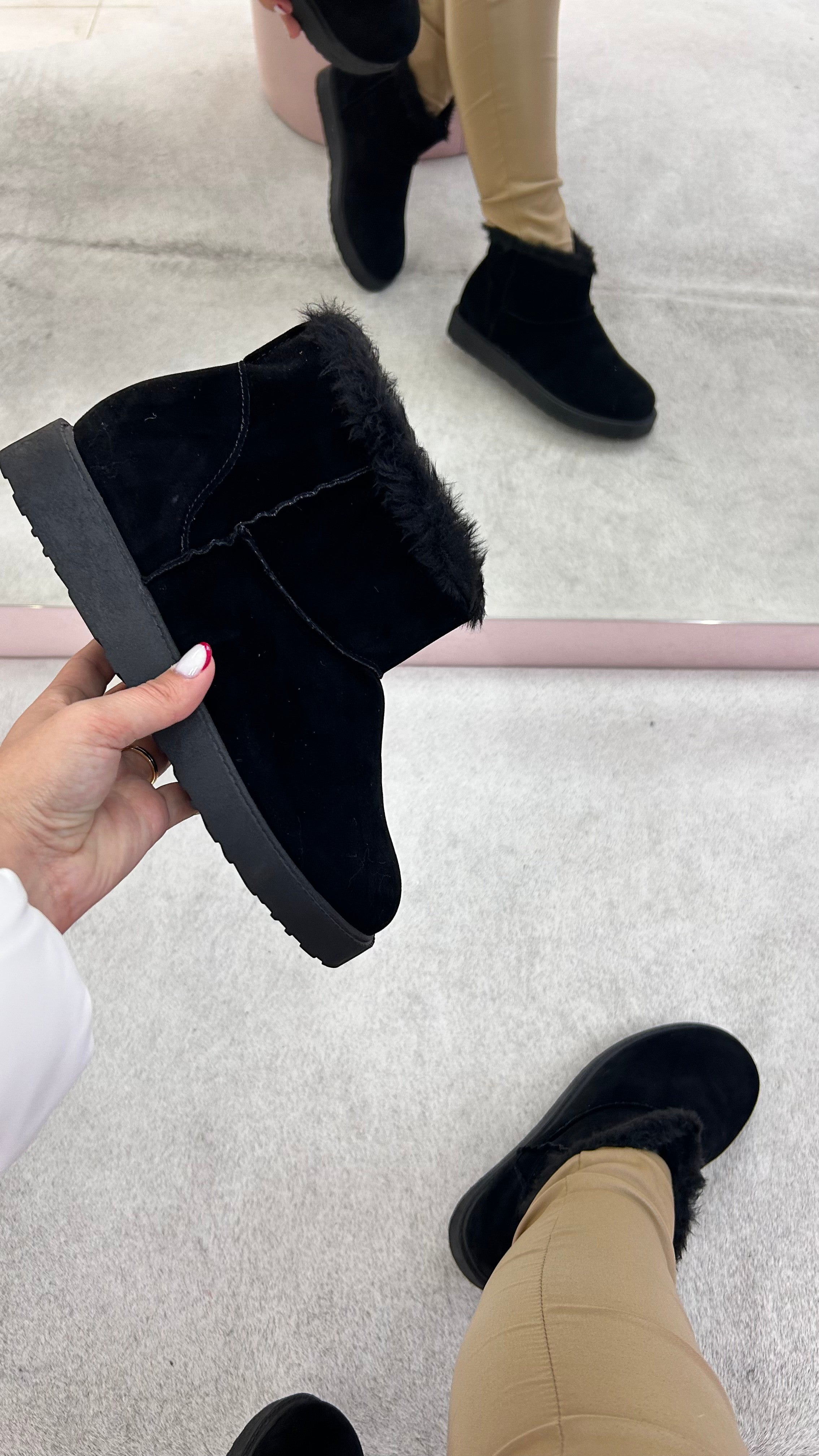 Bota Alaska Beyou Shoes preta de camurça sintética com forro de pelo interno, ideal para dias frios de inverno.