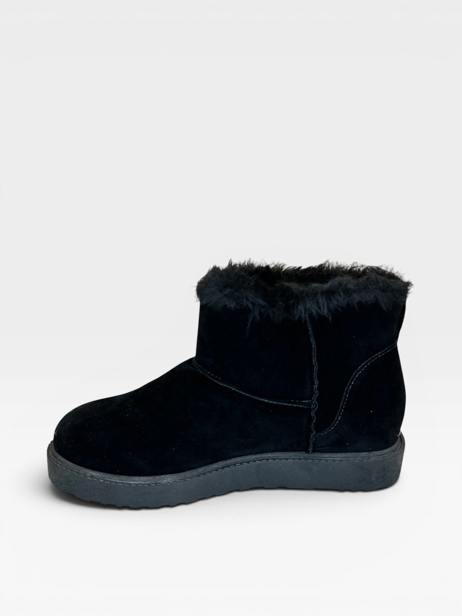 Bota Beyou Shoes Alaska preta em camurça sintética com forro interno de pelos para conforto térmico no inverno