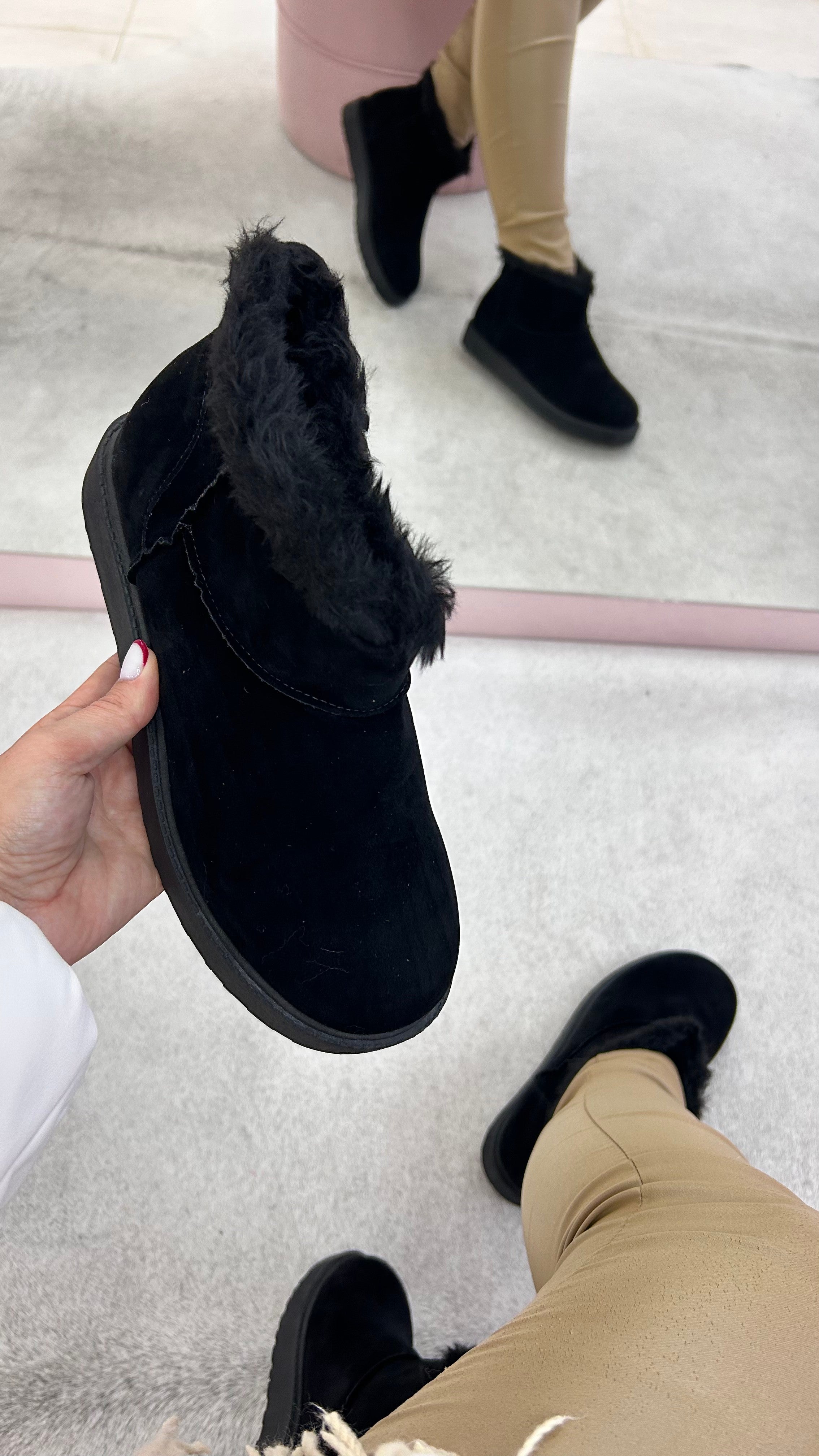 Bota Alaska Beyou Shoes preta de camurça sintética com forro interno de pelinhos, ideal para inverno.