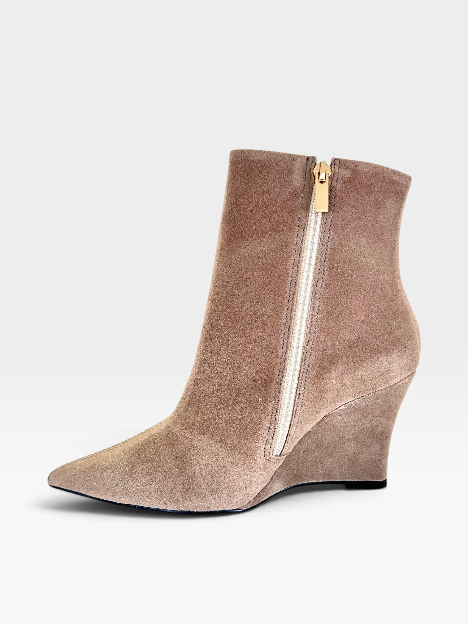 Bota Manchester Beyou Shoes cinza em camurça sintética com salto anabela e zíper lateral