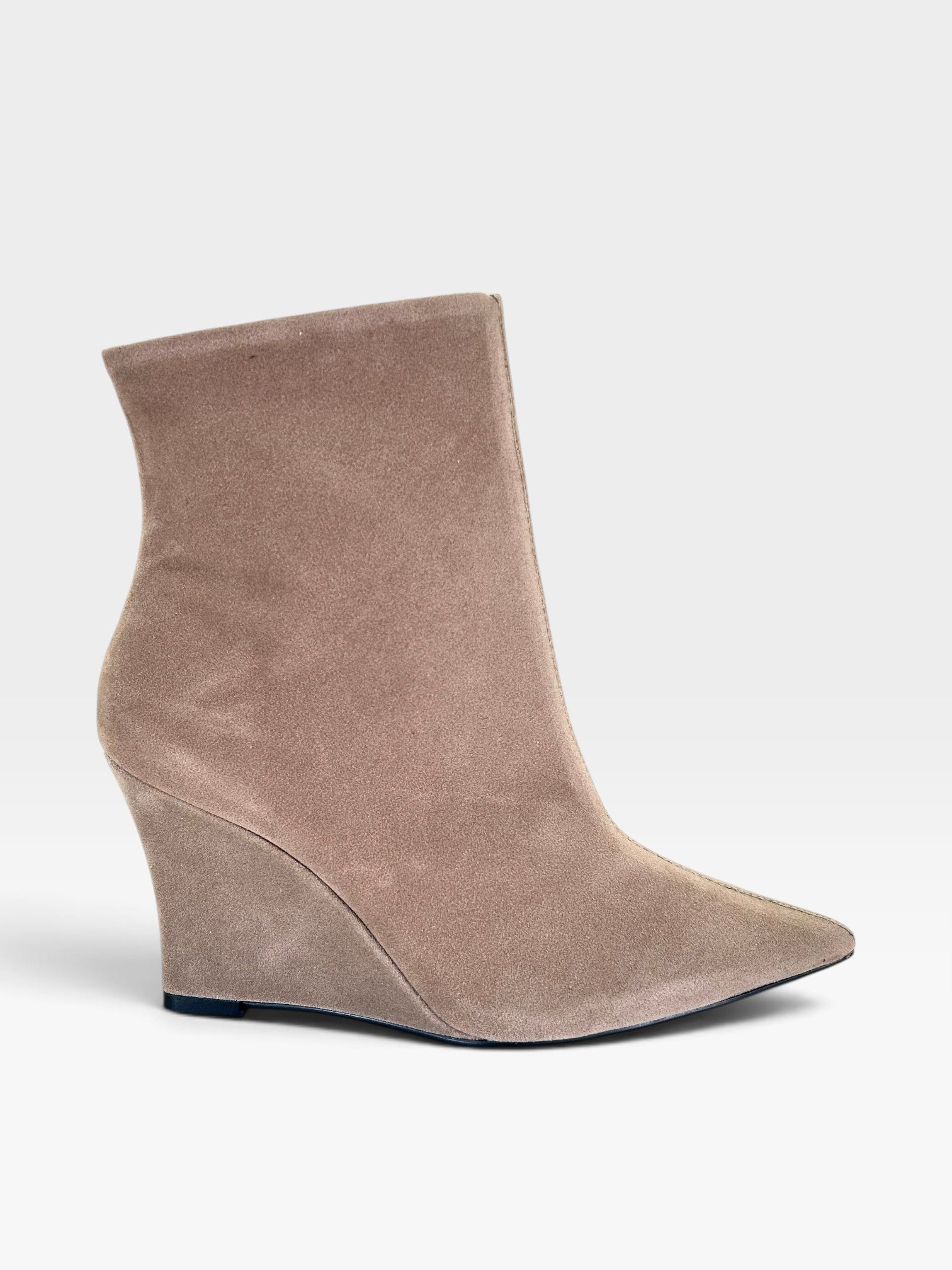 Bota Beyou Shoes Manchester cinza em camurça sintético com salto anabela e bico fino