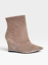 Bota Beyou Shoes Manchester cinza em camurça sintético com salto anabela e bico fino