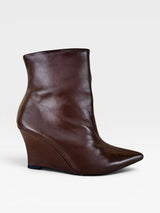 Bota Beyou Shoes Manchester em couro marrom com salto anabela e bico fino, design moderno e elegante.