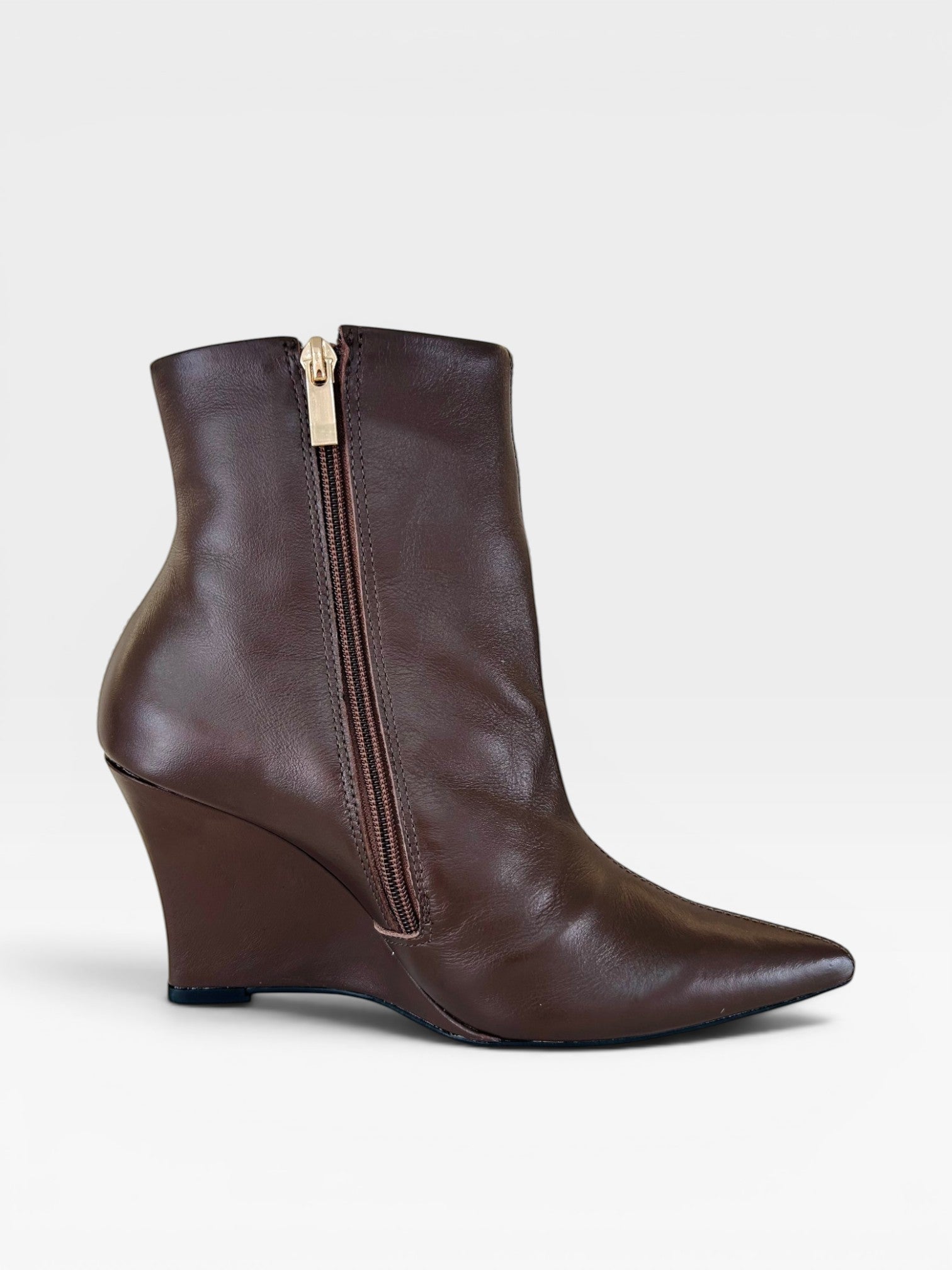 Bota Beyou Shoes Manchester marrom em couro com salto anabela e fechamento lateral por zíper