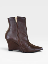 Bota Beyou Shoes Manchester marrom em couro com salto anabela e fechamento lateral por zíper