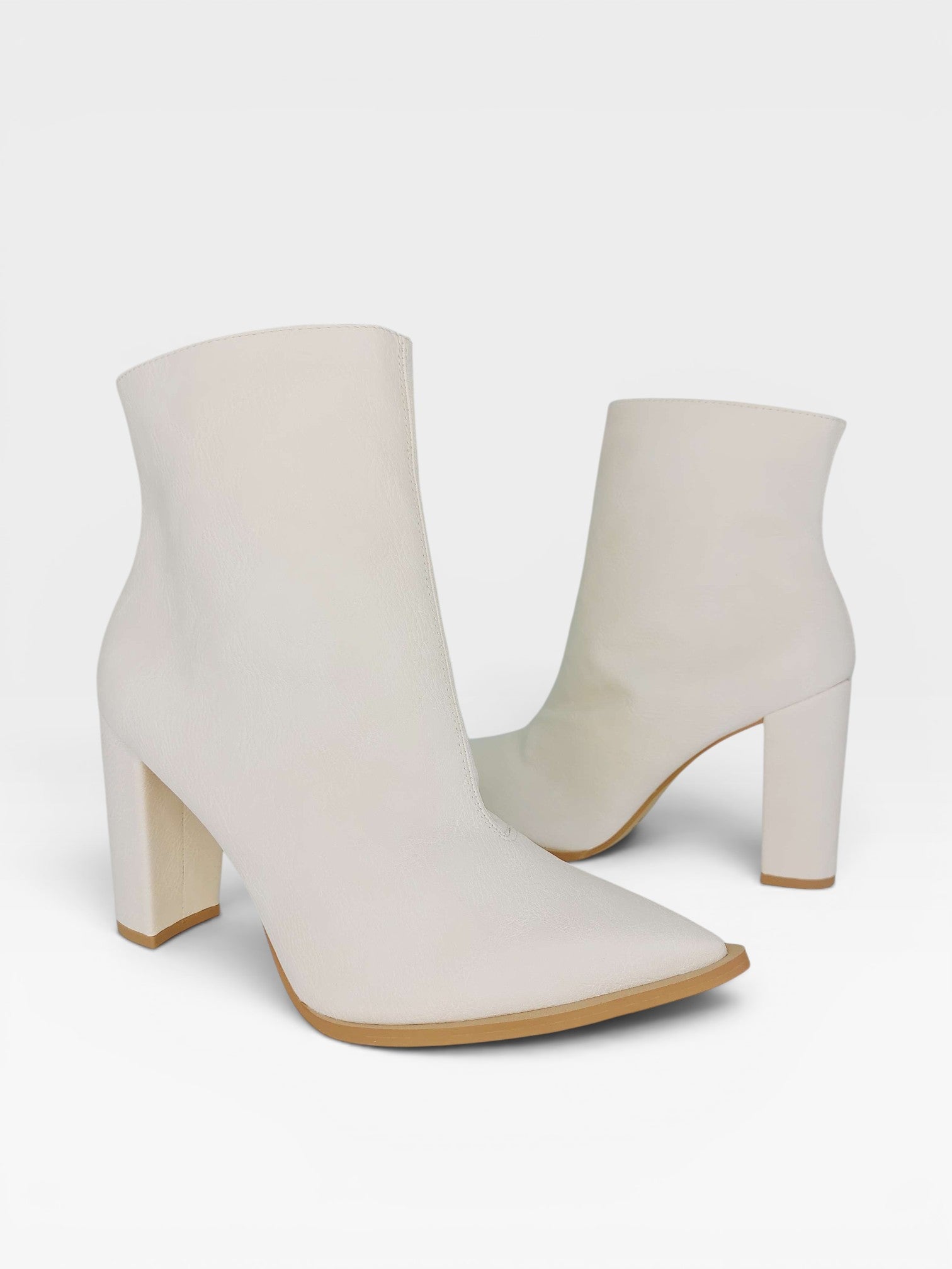 Bota Beyou Shoes Arizona off white em napa destroyed com salto alto de 10 cm e bico fino