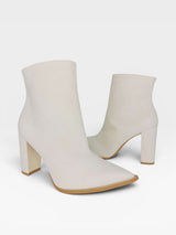 Bota Beyou Shoes Arizona off white em napa destroyed com salto alto de 10 cm e bico fino
