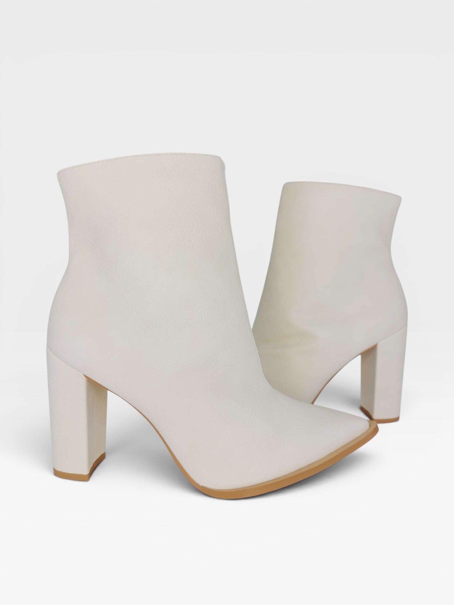 Bota Arizona Beyou Shoes off white em napa destroyed com salto bloco de 10 cm e bico fino