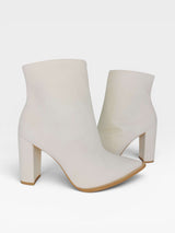 Bota Arizona Beyou Shoes off white em napa destroyed com salto bloco de 10 cm e bico fino