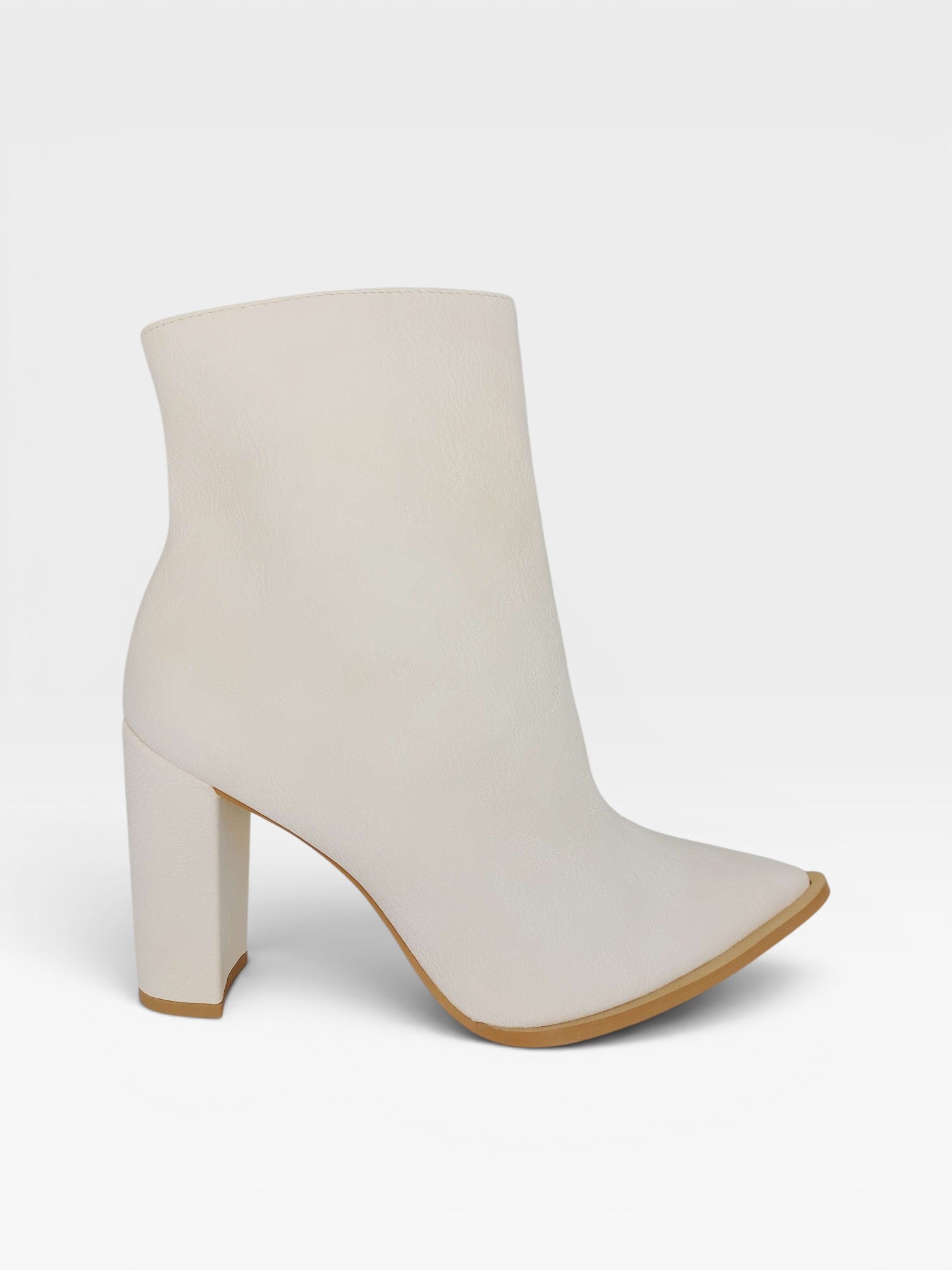 Bota Arizona Beyou Shoes off white em napa destroyed com salto alto de 10 cm e bico fino