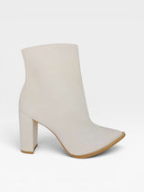 Bota Arizona Beyou Shoes off white em napa destroyed com salto alto de 10 cm e bico fino
