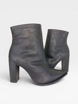 Bota Arizona Beyou Shoes preta em napa destroyed com salto alto de 10 cm e bico fino elegante