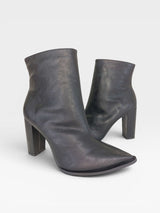 Bota Arizona Beyou Shoes preta em napa destroyed com salto alto de 10 cm e bico fino elegante