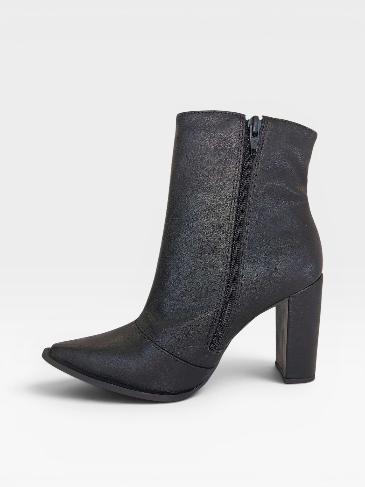 Bota Arizona Beyou Shoes preta em napa destroyed com salto alto de 10 cm e fechamento lateral por zíper