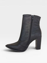 Bota Arizona Beyou Shoes preta em napa destroyed com salto alto de 10 cm e fechamento lateral por zíper