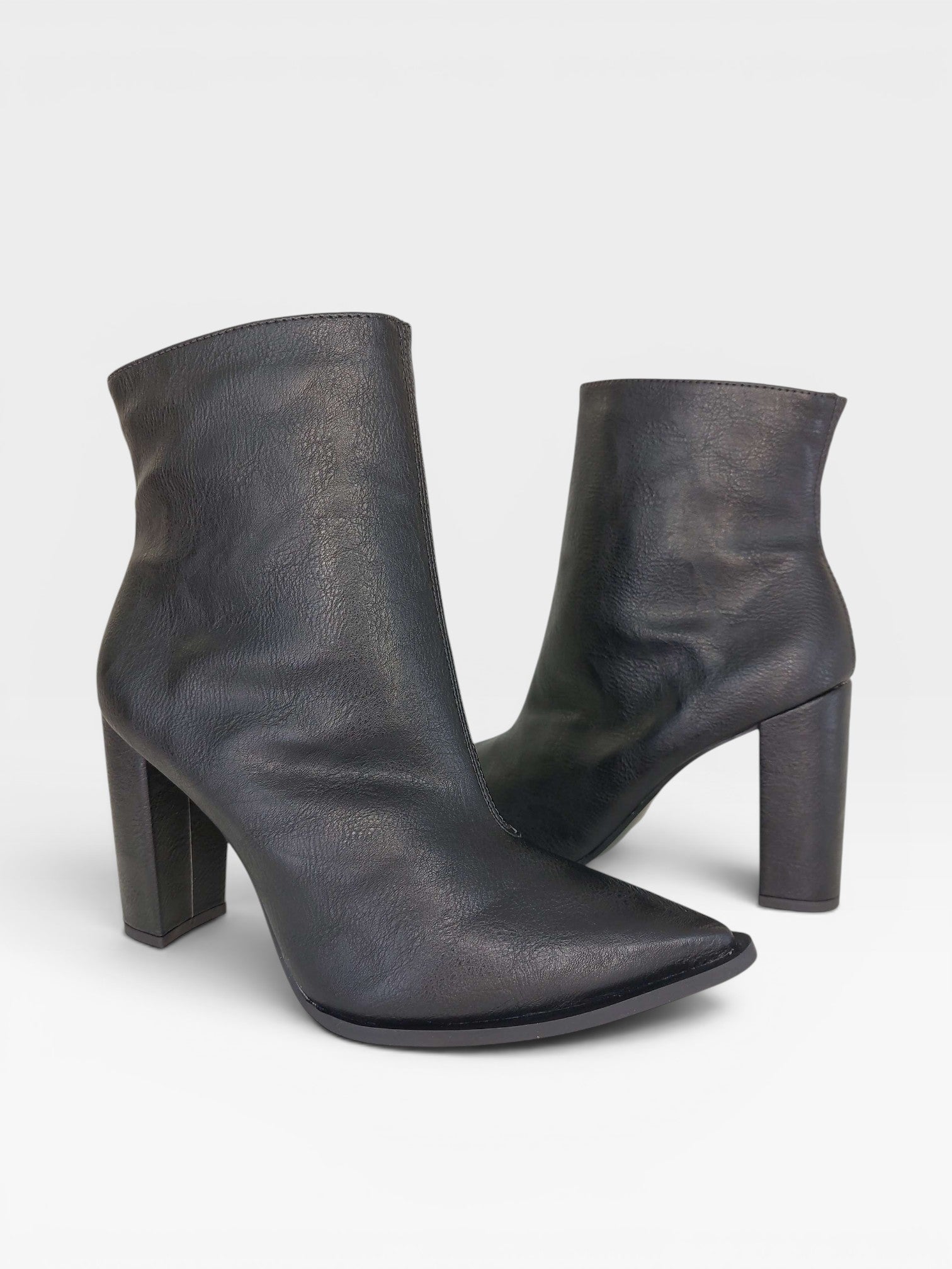 Bota Arizona Beyou Shoes preta em napa destroyed com salto alto de 10 cm e bico fino