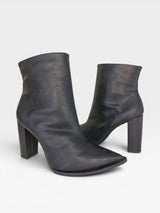 Bota Arizona Beyou Shoes preta em napa destroyed com salto alto de 10 cm e bico fino