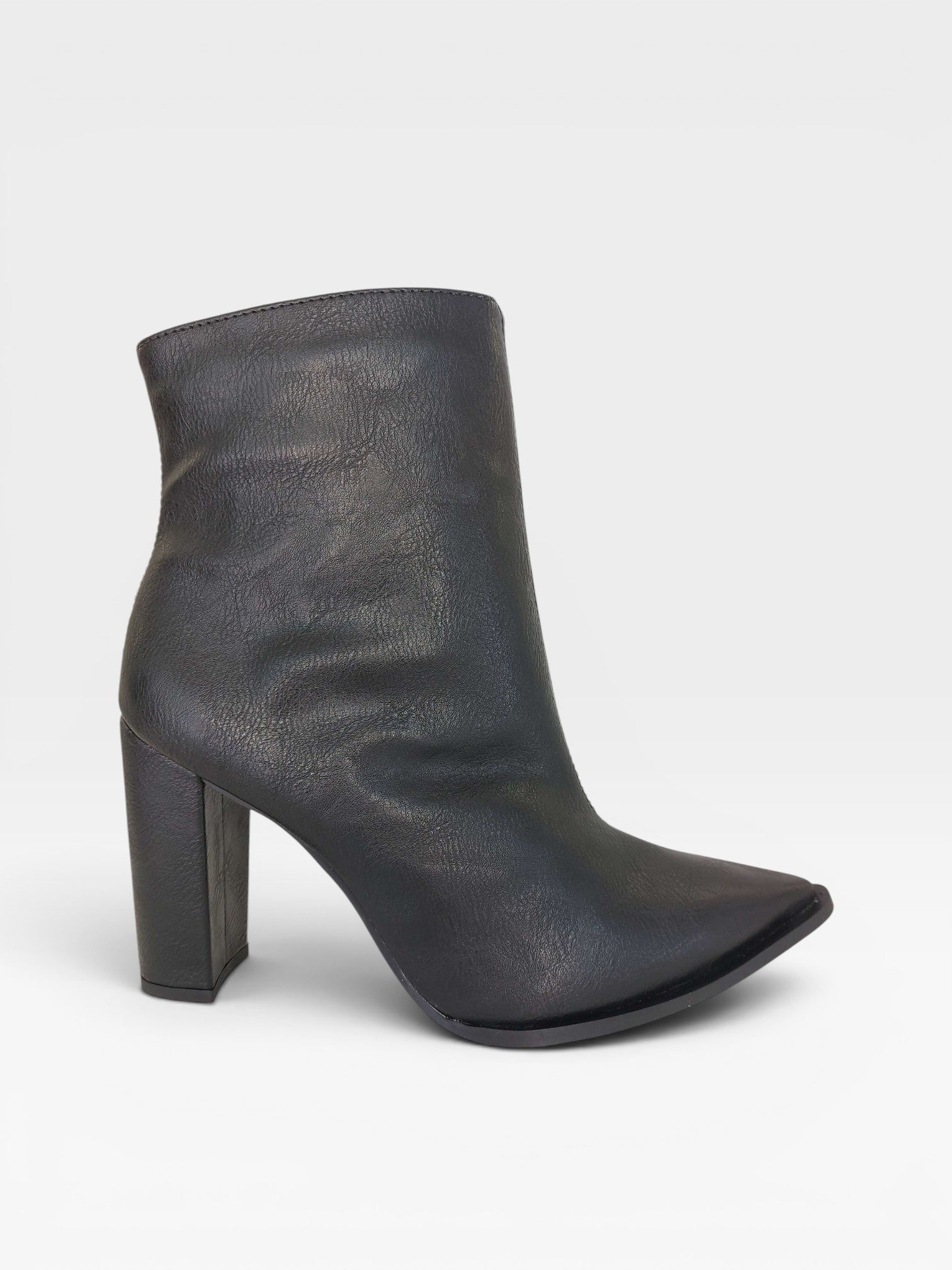 Bota Beyou Shoes Arizona preta em napa destroyed com salto alto de 10 cm e bico fino