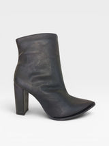 Bota Beyou Shoes Arizona preta em napa destroyed com salto alto de 10 cm e bico fino