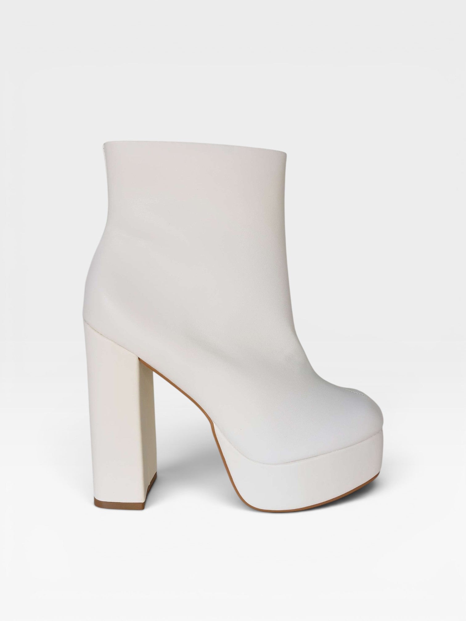 Bota Atlanta Beyou Shoes off white em napa com salto plataforma de 12 cm e design moderno