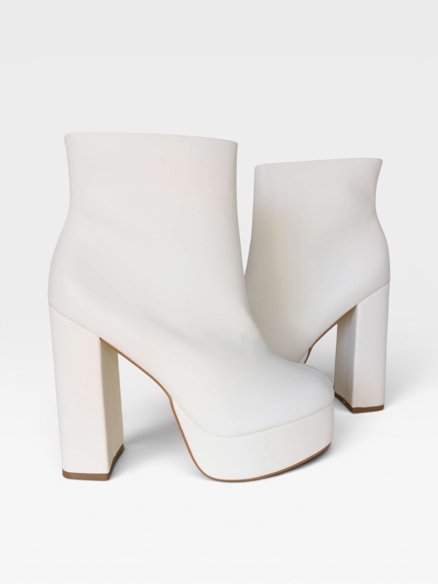 Bota Atlanta Beyou Shoes off white em napa com salto plataforma de 12 cm e design moderno