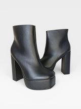 Bota Atlanta Beyou Shoes preta em napa com salto plataforma de 12 cm e design moderno