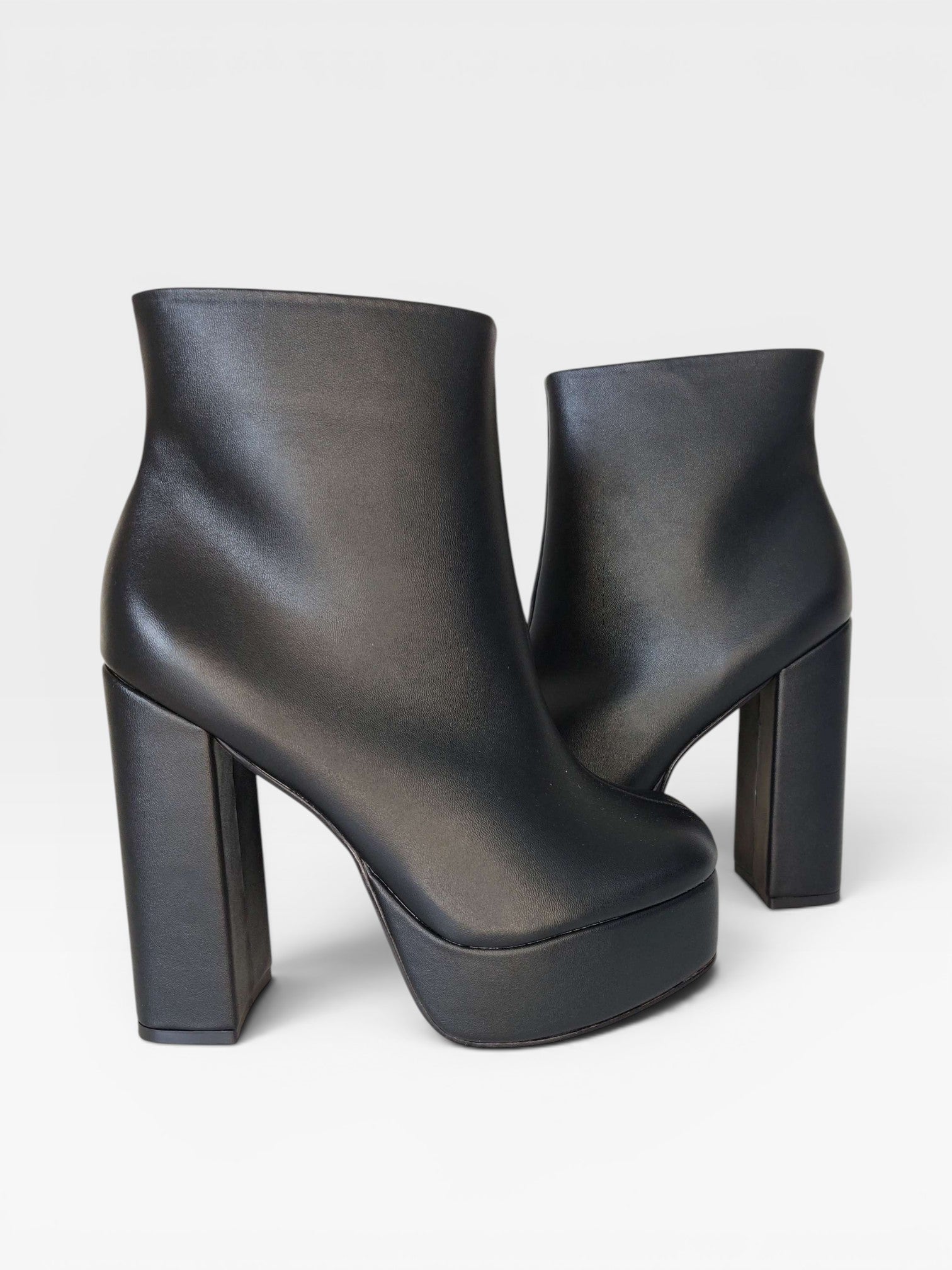 Bota Atlanta Beyou Shoes preta em napa com salto plataforma de 12 cm e design moderno e sofisticado