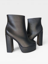 Bota Atlanta Beyou Shoes preta em napa com salto plataforma de 12 cm e design moderno e sofisticado