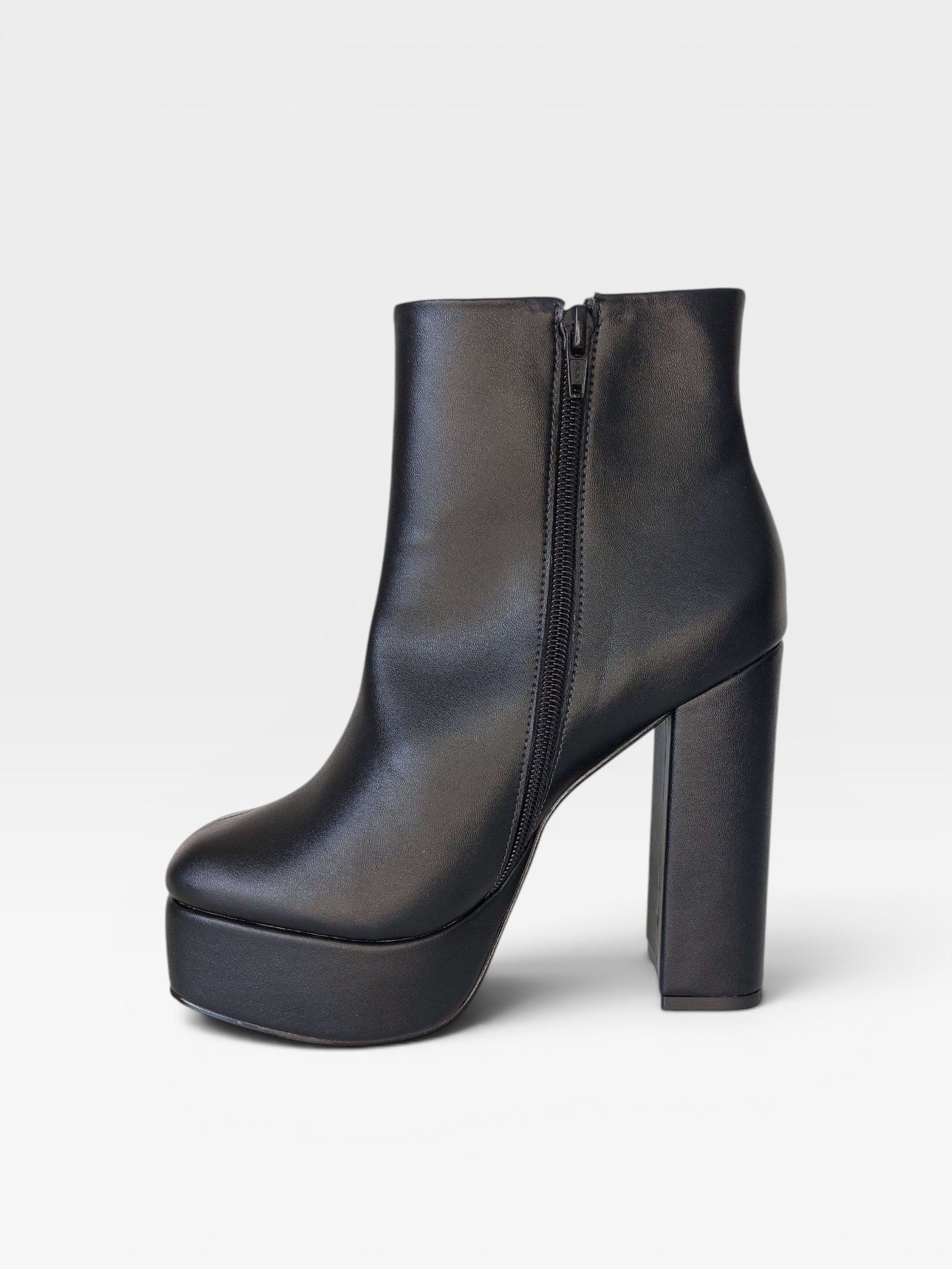 Bota Atlanta Beyou Shoes preta em napa com salto plataforma de 12 cm e fechamento lateral por zíper