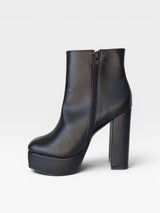 Bota Atlanta Beyou Shoes preta em napa com salto plataforma de 12 cm e fechamento lateral por zíper