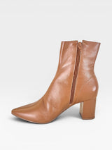 Bota Austin Beyou Shoes caramelo em couro natural com salto bloco de 6 cm e fechamento lateral por zíper
