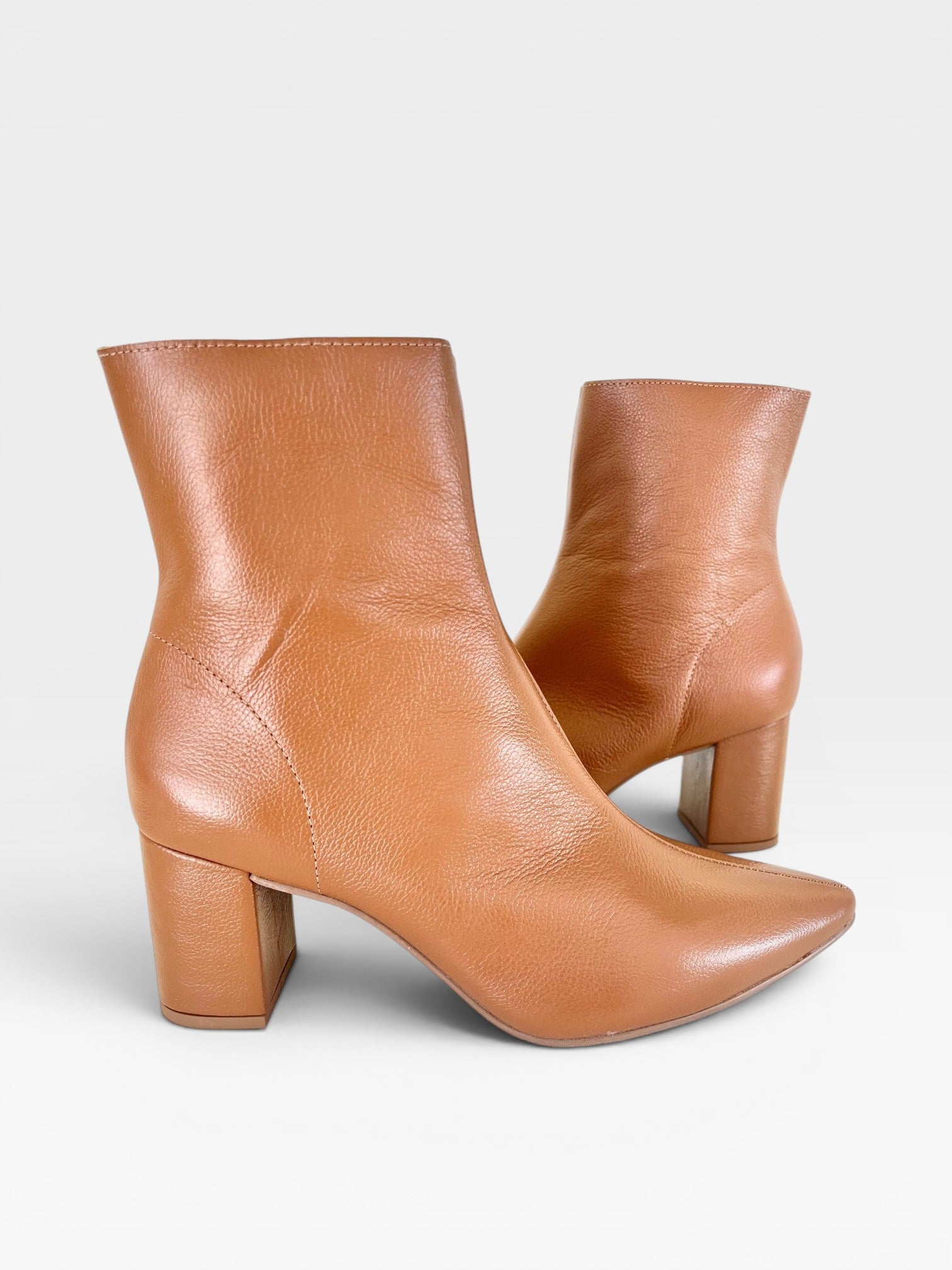 Bota Austin Beyou Shoes em couro caramelo com salto bloco de 6 cm e bico fino, design elegante e atemporal.