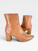 Bota Austin Beyou Shoes em couro caramelo com salto bloco de 6 cm e bico fino, design elegante e atemporal.