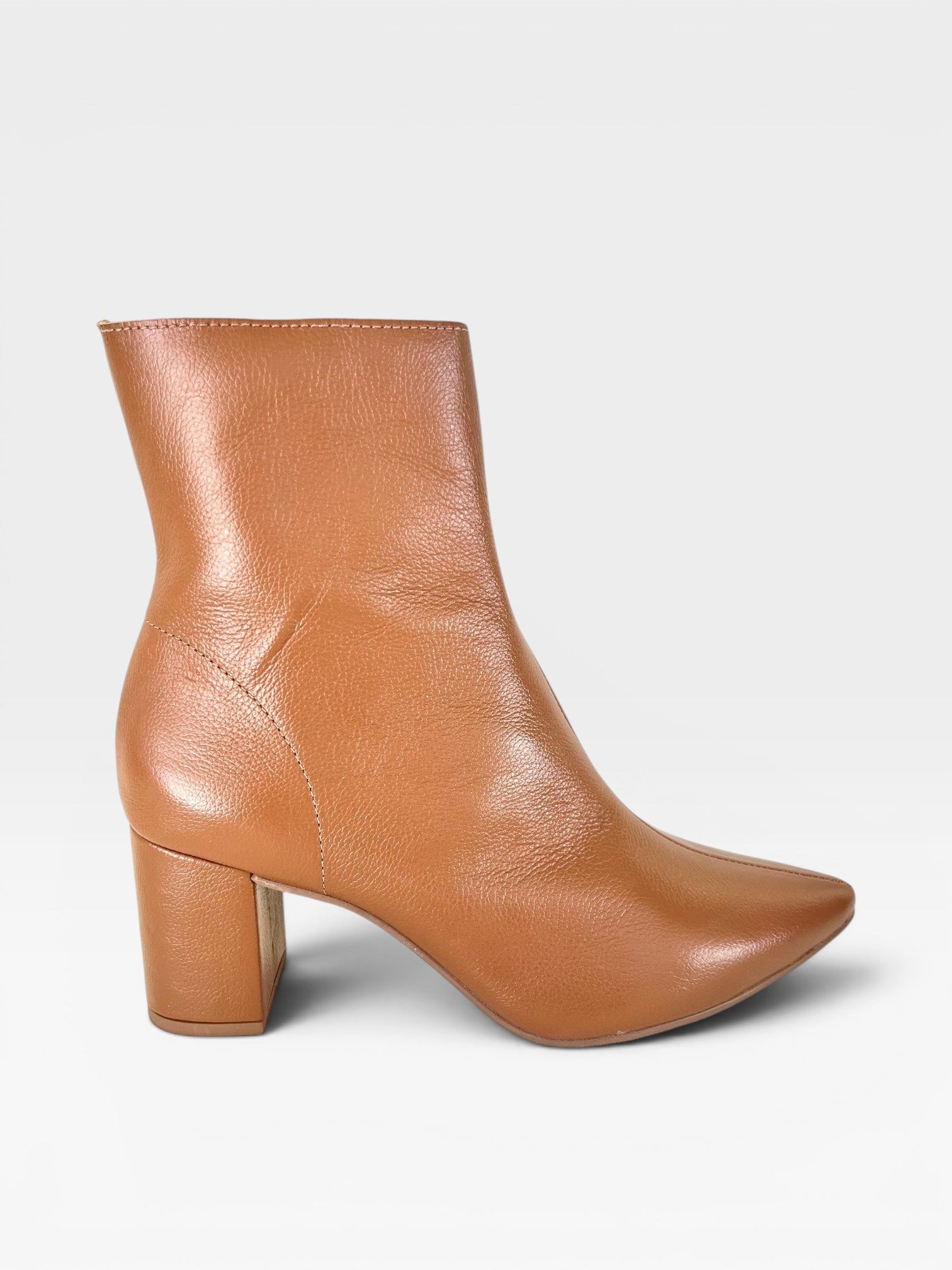 Bota Austin Beyou Shoes caramelo em couro natural com salto bloco de 6 cm e bico fino, vista lateral