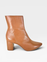 Bota Austin Beyou Shoes caramelo em couro natural com salto bloco de 6 cm e bico fino, vista lateral