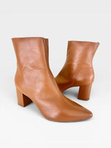 Bota Austin Beyou Shoes em couro natural caramelo com salto bloco de 6 cm e bico fino elegante