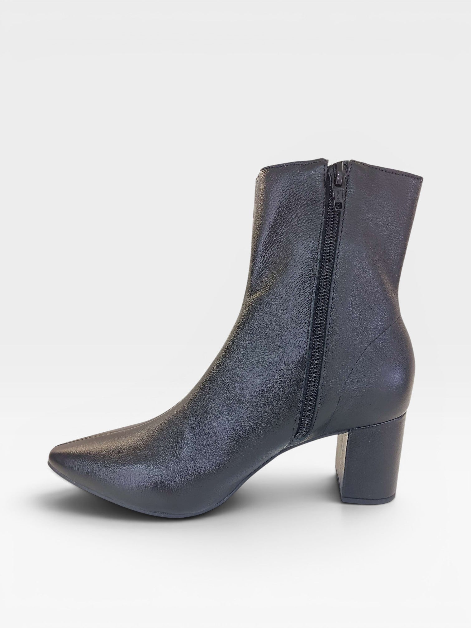 Bota Austin Beyou Shoes preta em couro natural com salto bloco de 6 cm e fechamento lateral por zíper