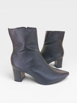 Bota Austin Beyou Shoes preta em couro natural com salto bloco de 6 cm e design elegante